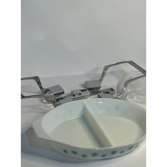 Vintage Pyrex Snowflake Oval Divided Casserole Dish | With Lid and Metal Carrier - Picture 7 of 12